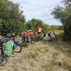 Durch das Tor müssen wir auch noch durch