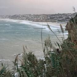 Blick auf den Strand von Castellammare und einem skurrilen Meeresbeobachter