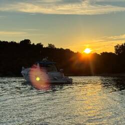 Privatstrand mit Boot zum Ende der Wanderung
