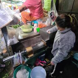 Hier wird Kokosmilch hergestellt! Wir nehmen eine Tüte frisch gepresster mit