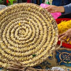 Danach machen sie ein Kokon, der "geerntet", gewässert und getrocknet wird.