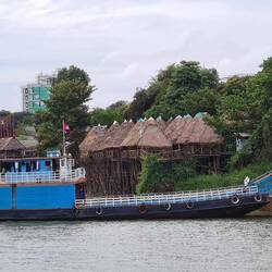 Fähre zur Seideninsel und Stelzenhütten im Hintergrund