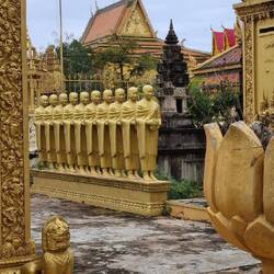 Auch neben dem Goldenen Tempel zahlreiche Statuen und Gebäude