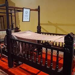 Mit 1.149m der längste hangewebte Schal der Welt - sagt das Guiness Buch der Rekorde