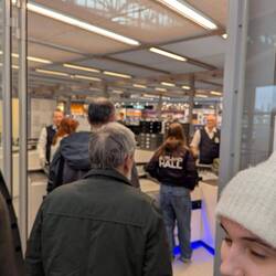 Der Security Mann (links) hat mich sofort! gespottet und ausgezählt