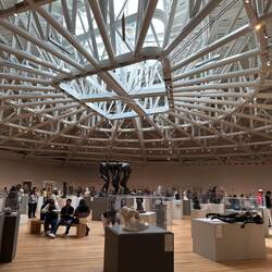 Halle mit über 300 Skulpturen von Rodin