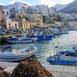 Castellammare vom Hafen aus betrachtet