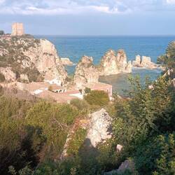 Unten die alte Thunfischfabrik