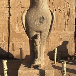 Horus-Statue links vom Eingang