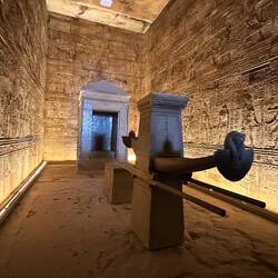 Sonnenbarke zum Tragen, dahinter eine Nische, wo vermutlich der Gott stand - Allerheiligstes