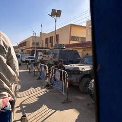 Überall Militär- oder Polizeikontrollpunkte