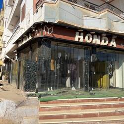 Modegeschäft, man sieht links gut den Staub liegen, der klebte hier sogar an den Wänden