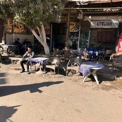 Strassenkaffee - die Strassen sind hier auch wenn geteert, sehr sandig/staubig