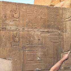 An der Wand hinten sind chirurgische Geräte ersichtlich - die Priester waren schon recht bewandert