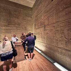 Heiligtum des Tempels mit Opferstein