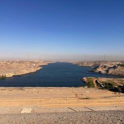 Auf dem grossen Staudamm - Blick zum See