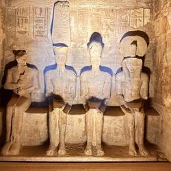 Ramses II inmitten der Götter - Zweiter von rechts