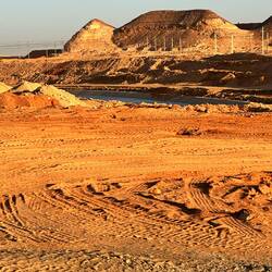 Kanal und Elektroleitungen mitten in der Wüste