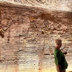 Die Königin und ein Gott der ihr etwas übergibt