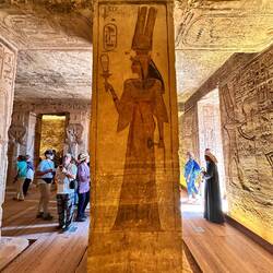 Hier angezogen, schlicht und elegant