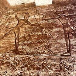 Der besiegte Feind wird dem Sonnen-Gott Ra präsentiert