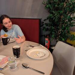 Amélie im Gespräch mit einem imaginären 4.