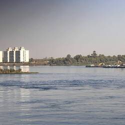 Neubauten - und zwei Baggerschiffe