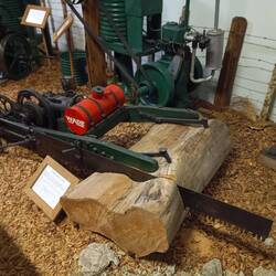 eine der ersten 1-Mann-Motorsägen, wird wie eine Schubkarre bewegt