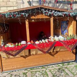 Weihnachtsstand mit kunstvollen Kerzenkreationen, klein aber fein