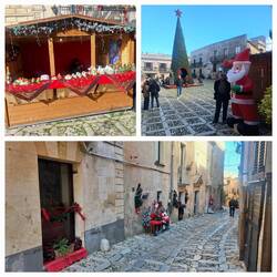 Weihnachtsmarkt und weihnachtlich geschmückte Gassen