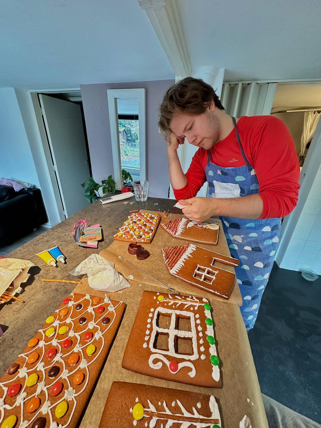 Decorating the gingerbread house