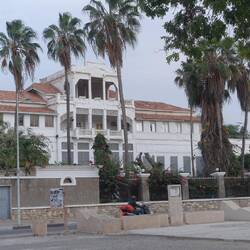 Der Gouverneurspalast diente früher den Franzosen als Verwaltungszentrum