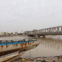 Eine 2. Brücke führt auf die 100 m breite Landzunge Barbarie, die Atlantik und Senegalfluss trennt