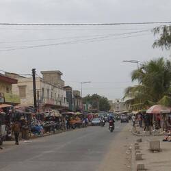 Auf der Hauptstraße wird viel Kleidung und Obst verkauft