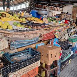 in der Markthalle Marché Kermel starke Gerüche aber auch leckere Früchte