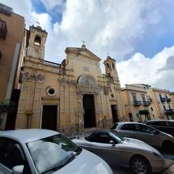 Weihnachtlich geschmückte Kirche in Castellammare
