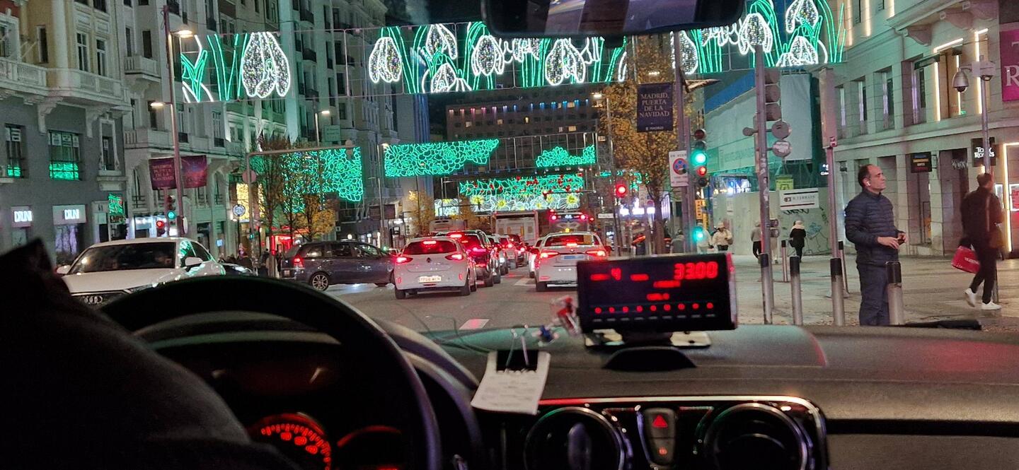 Mit dem Taxi über die Gran Via zum Hotel