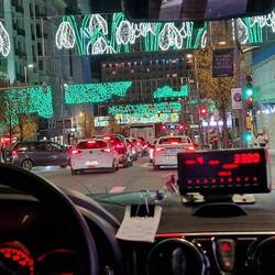 Mit dem Taxi über die Gran Via zum Hotel
