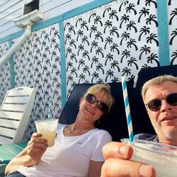 Stilecht Pina Colada aus Plastikbechern ... Stil haben Sie ja, die Amis.