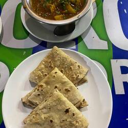 Chapati in einem veganen Curry mit Kartoffel und Hallumi