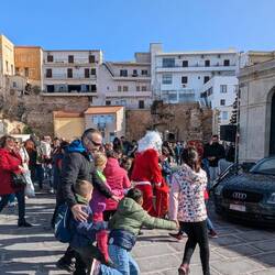 die Menge jagt Vasilis