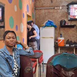 ein Blick in die Küche 😉; im Vordergrund sitzt Macilline; sie stammt aus Kamerun