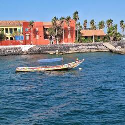 sehr schöne bunte Häuser auf Luisas kleiner Insel (Ausdehnung 300m×900m)