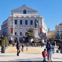 Das Theater von Madrid gegenüber vom Palast