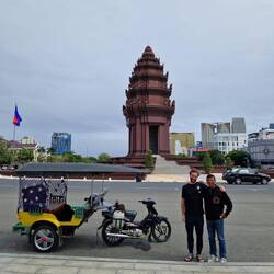 Dani & Dine vorem Onabhängigkeitsdänkmal