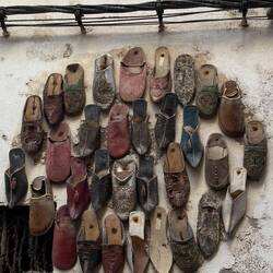 Schuhe als Wanddeko. Vermisst jemand seine 👟 ?