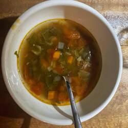 1.Gang: tansanische Gemüsesuppe mit Hackfleischbällchen