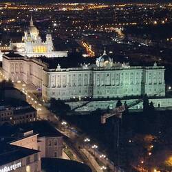 Blick von der Rooftop Bar auf Schloss und Kathedrale
