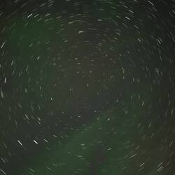 Sternenweg mit zufälliger Polarlichteffekt