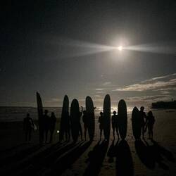 Bei Vollmond zu surfen... sehr speziell und alleine hätte ich mich das niiie getraut!